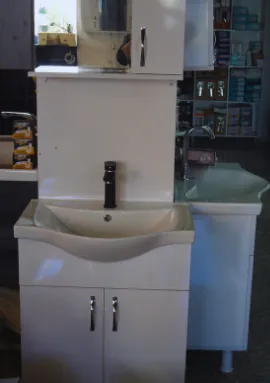 Lavabo üzerinde siyah batarya ve aynalı üst dolap