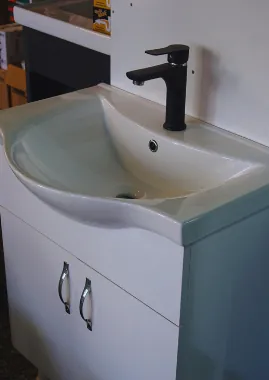 Siyah lavabo bataryası takılı lavabolu banyo dolabı
